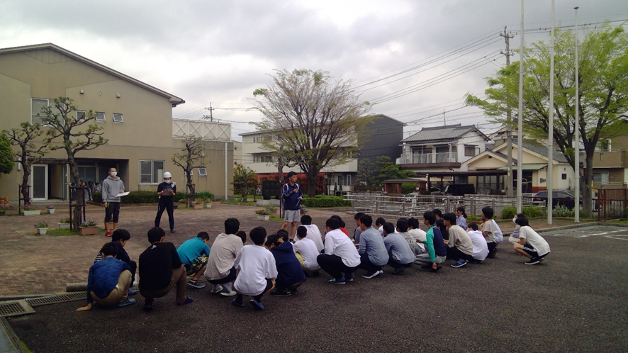 避難訓練　学校前に避難し、話を聞く様子