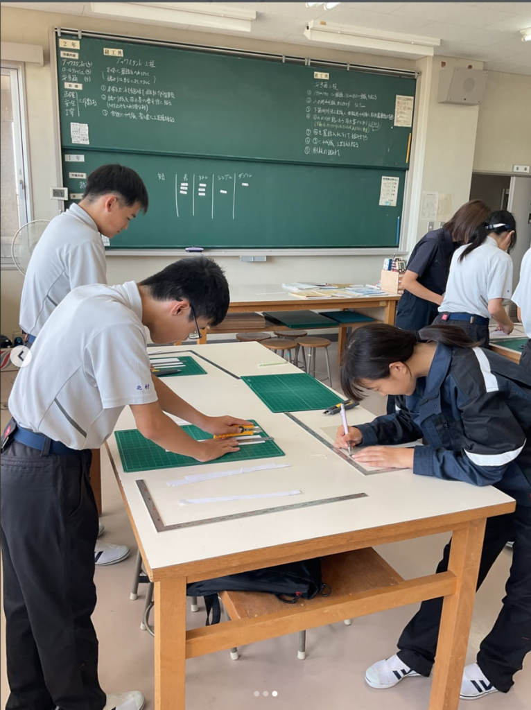 紙工の様子